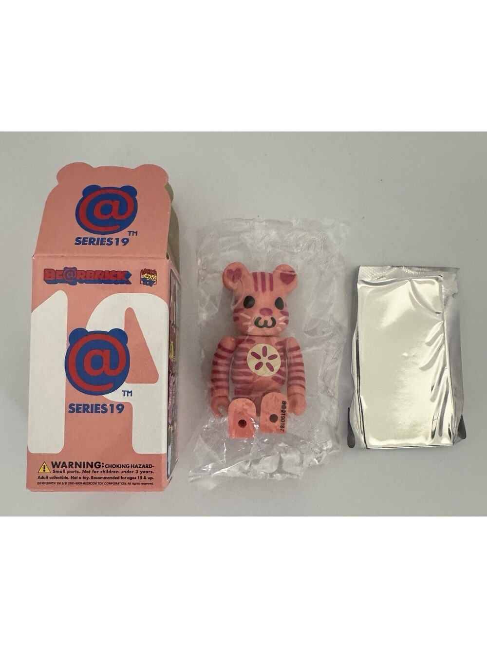 Bearbrick Series 19 CUTE 100% Medicom Be@rbrick Designer Toy Damaged Shoulders